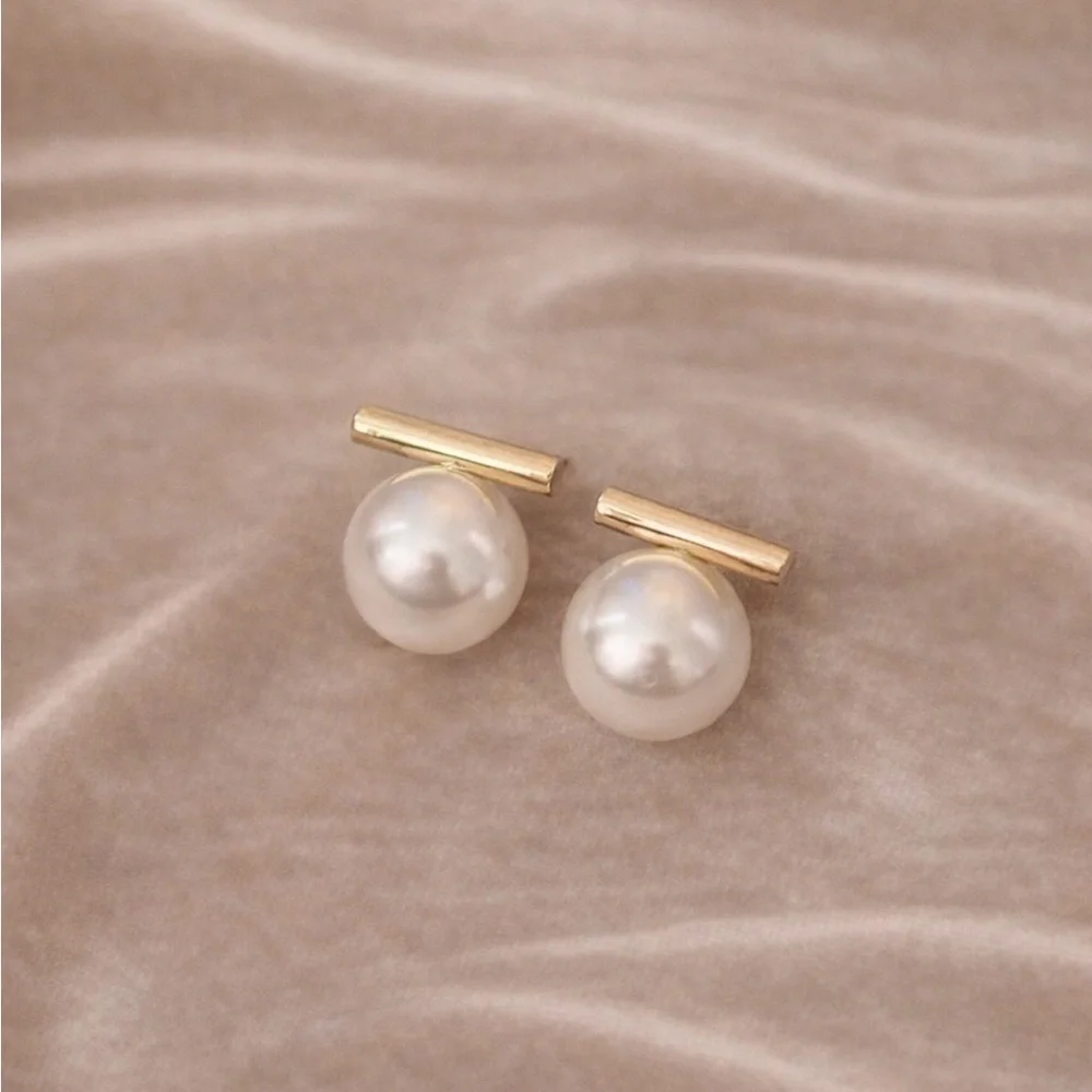 Chic Pearl Gold Timeless Earrings